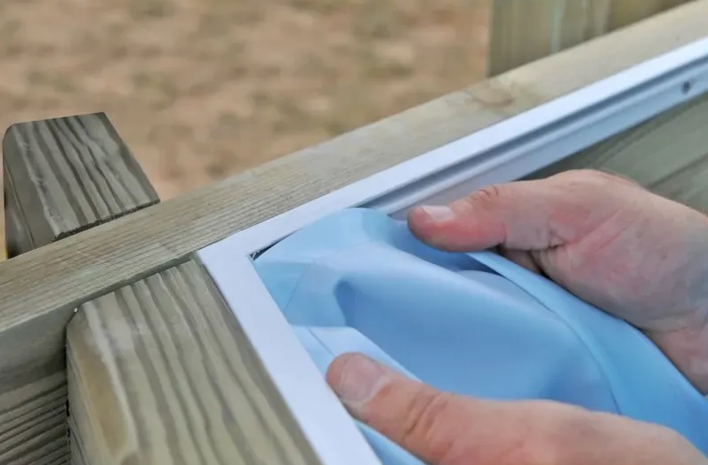 Come cambiare il liner di una piscina in legno