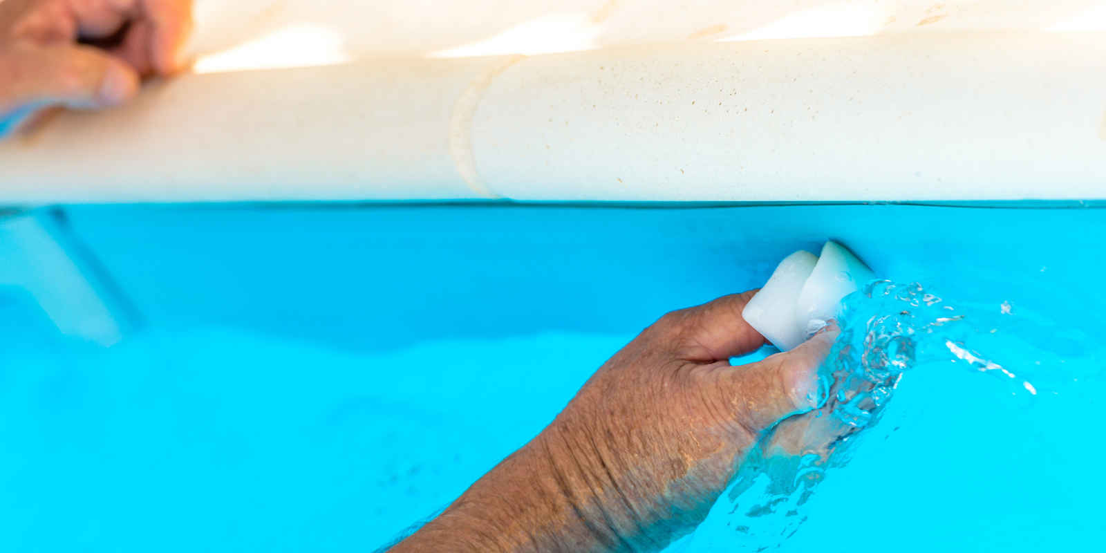 Come pulire la linea dell'acqua della piscina