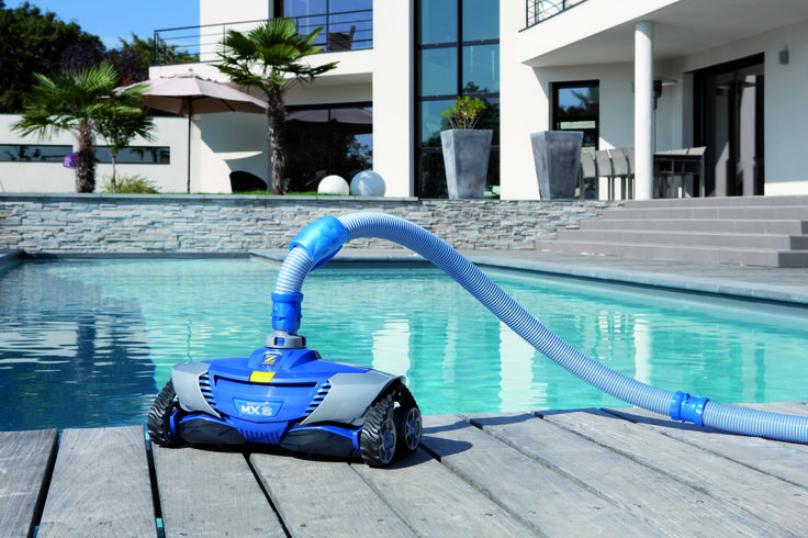 Differenze tra pulitori automatici e manuali per piscine