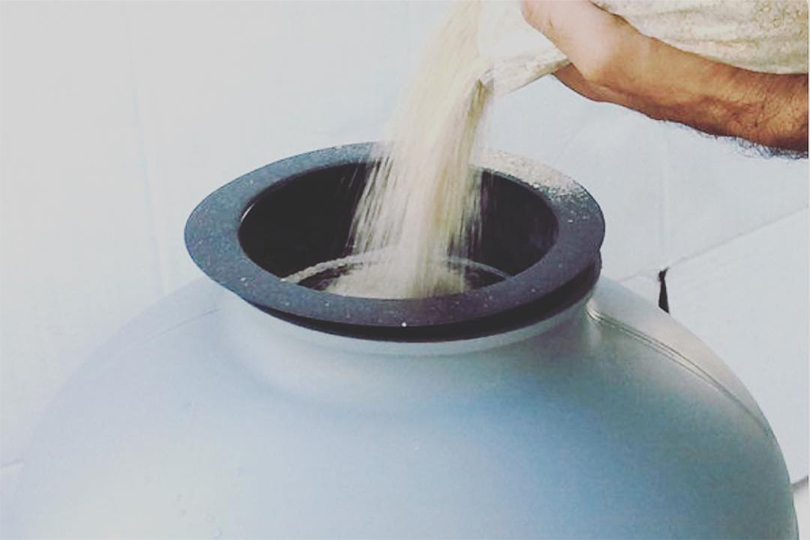 Come sostituire la sabbia del bidone del filtro a sabbia